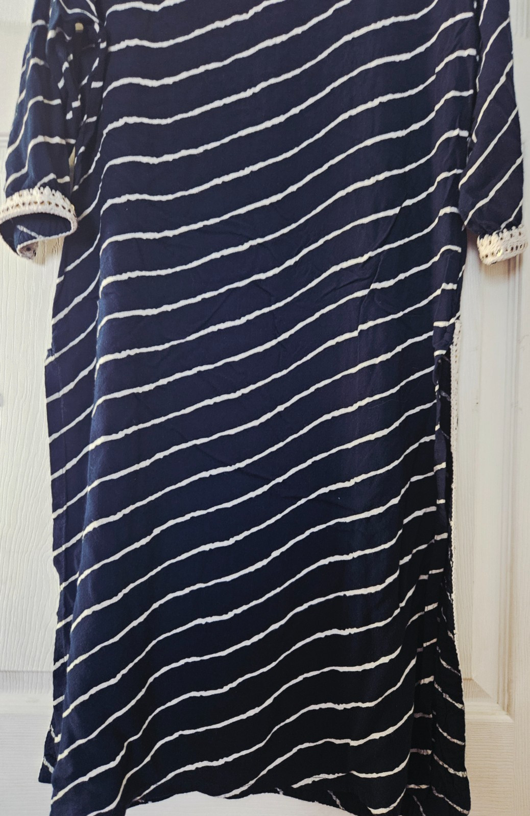 Women’s Striped Kurta With Embroidered Detailed NeckLine Size 40/With Slits