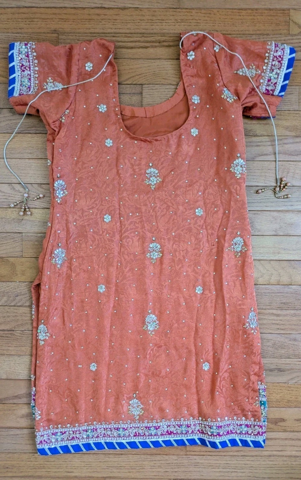 kurta/kurti seems M pit-to-pit 20″ high-slits pearly&diamondy-jeweled maybe silk