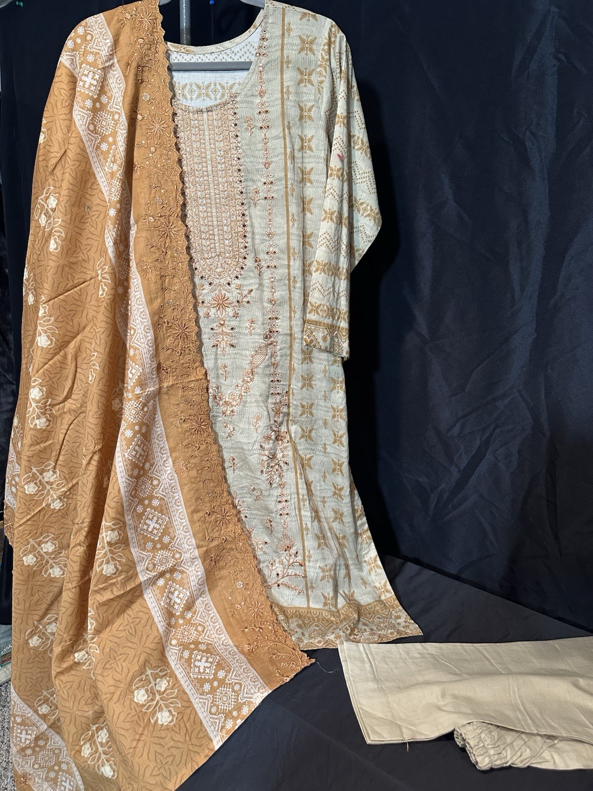 ⭐️Tailor Stitched Emb Lawn Suit On Sale- 4 PC – Inner Included-Large Size- $35