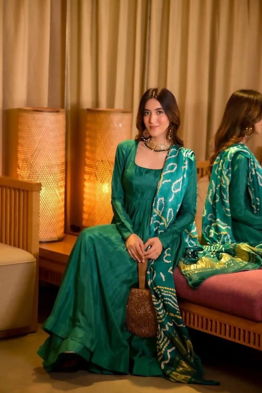 WOMEN BEAUTIFUL SACHI SILK SET WITH LIZA SIK BOTTOM AND CHINON SILK DUPATTA