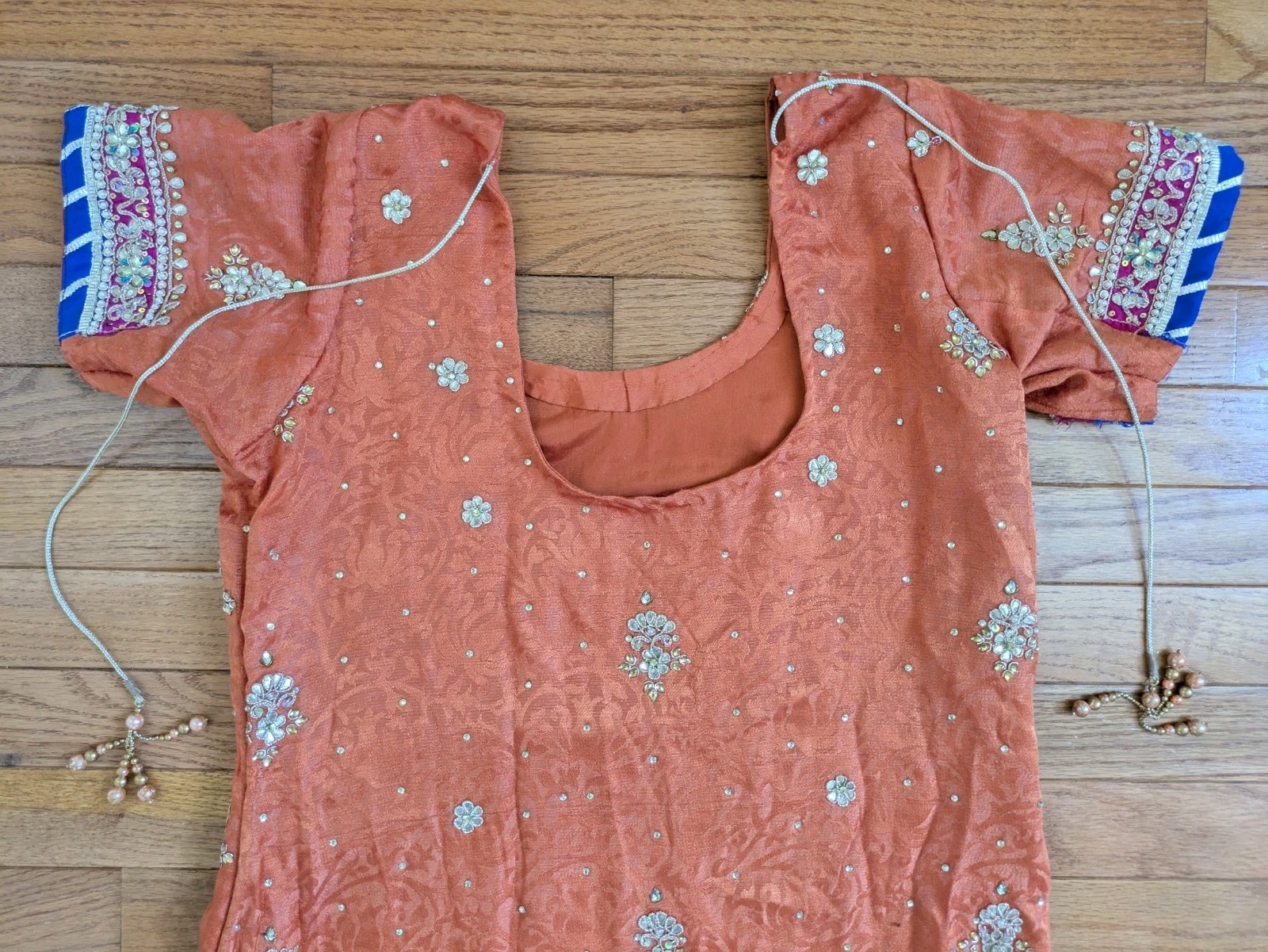 kurta/kurti seems M pit-to-pit 20″ high-slits pearly&diamondy-jeweled maybe silk