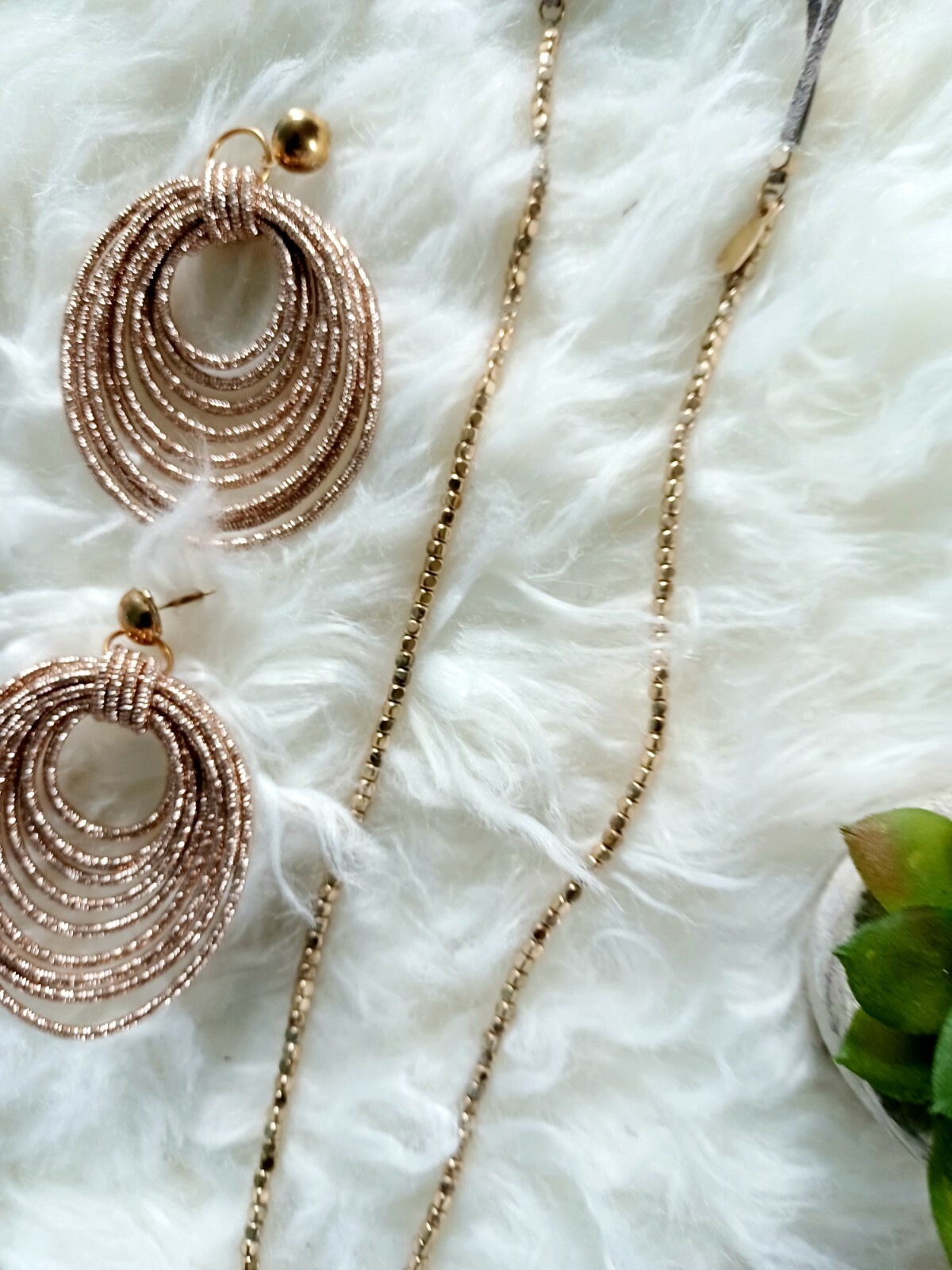 Trendy, versatile necklace with earrings