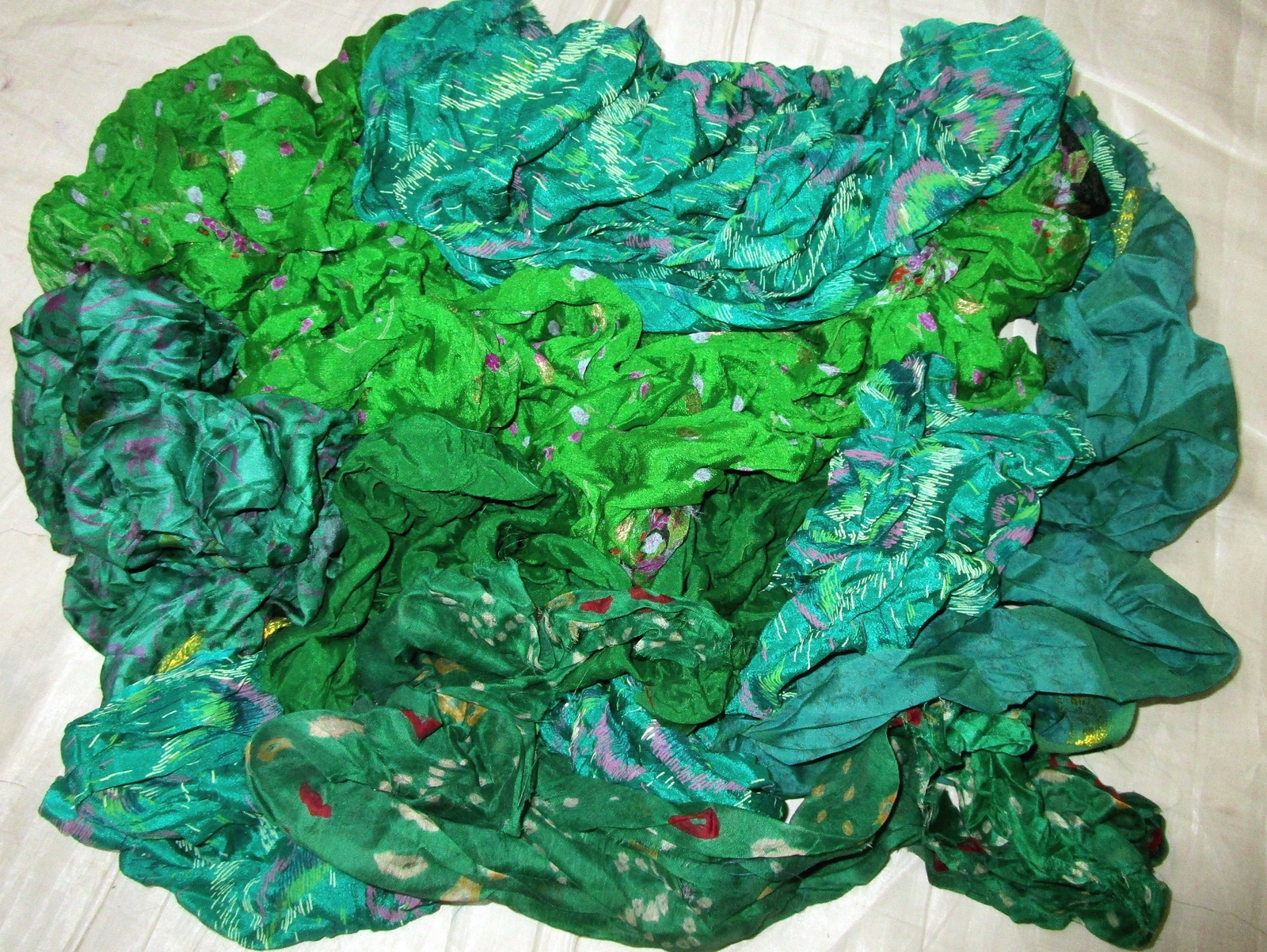 LOT ART SILK Antique Vintage Sari REMNANT Fabrics 100 GRAMS CRAFT DOLL JOURNAL