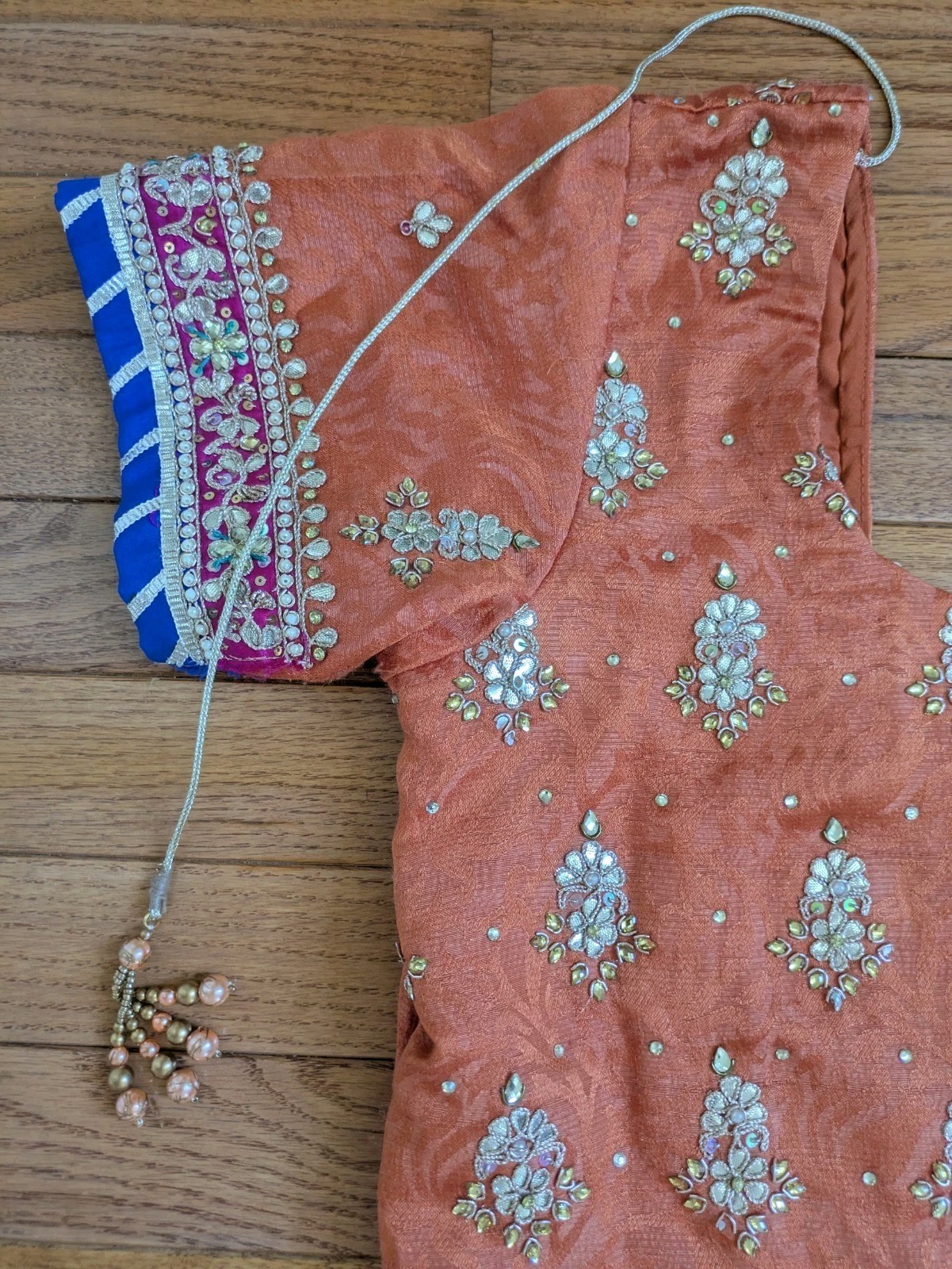 kurta/kurti seems M pit-to-pit 20″ high-slits pearly&diamondy-jeweled maybe silk