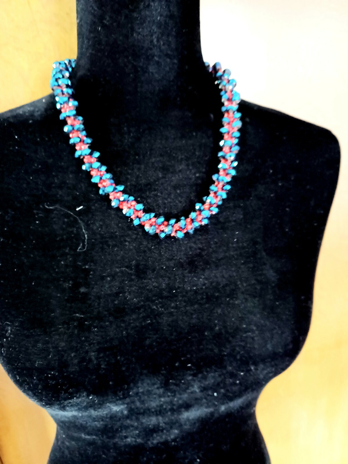 Trendy, versatile bead necklace with earrings