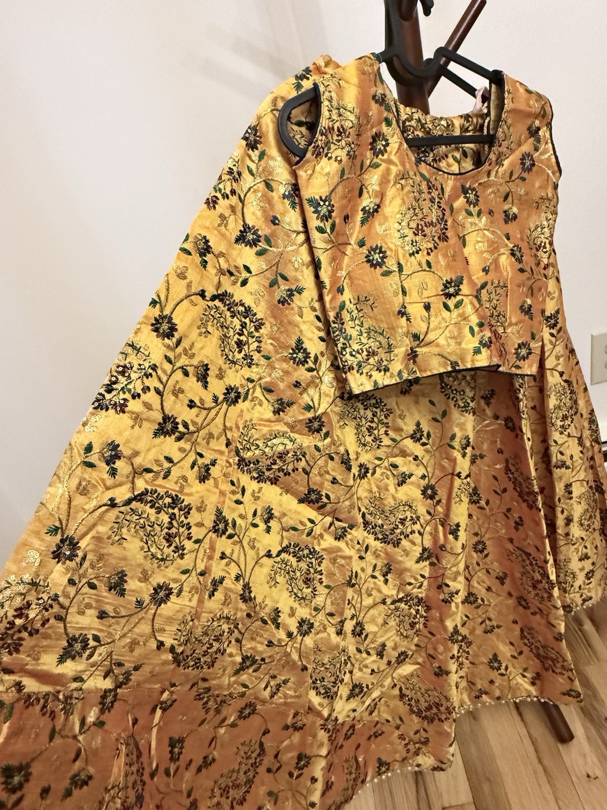 Women’s Indian 3pc Skirt Blouse Set w/ Dupatta Gold Floral Silk Brocade S
