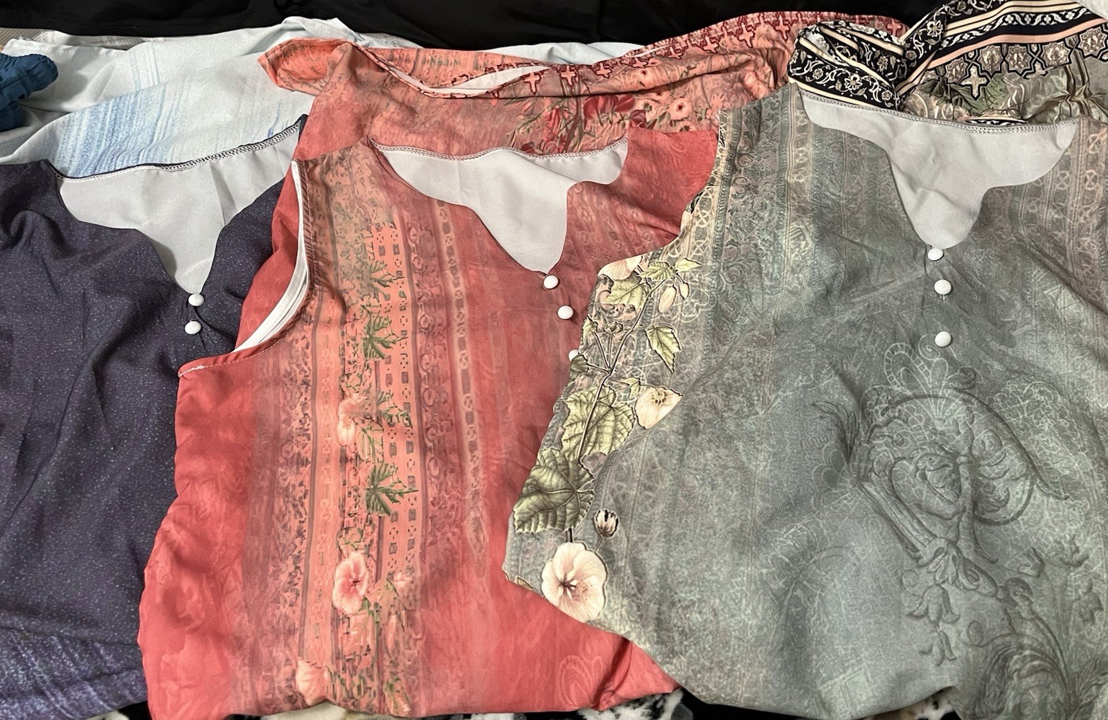 LOT OF 3 Women’s Floral Dresses + 1 sweater + 1 sleeveless shirt as dress cover