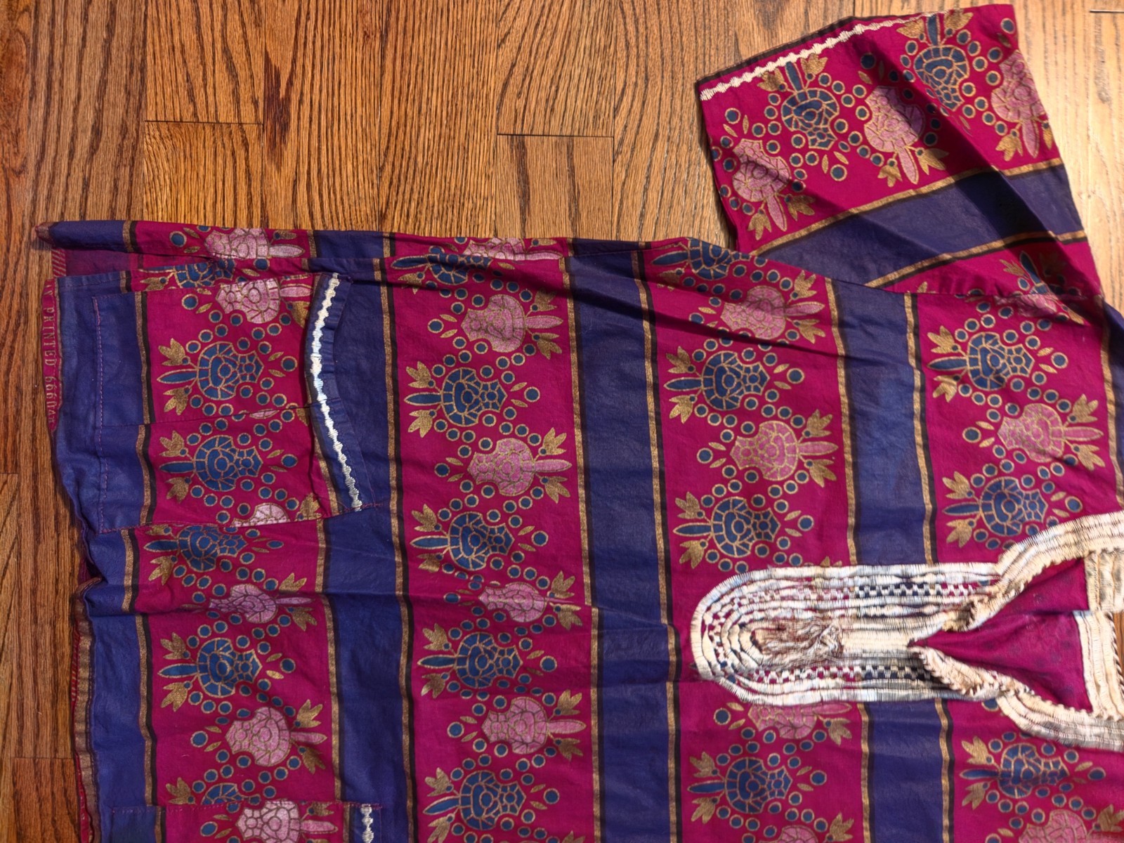 Vintage African Dakshini Embroidered Neckline 22″ Chest Burgundy & Blue