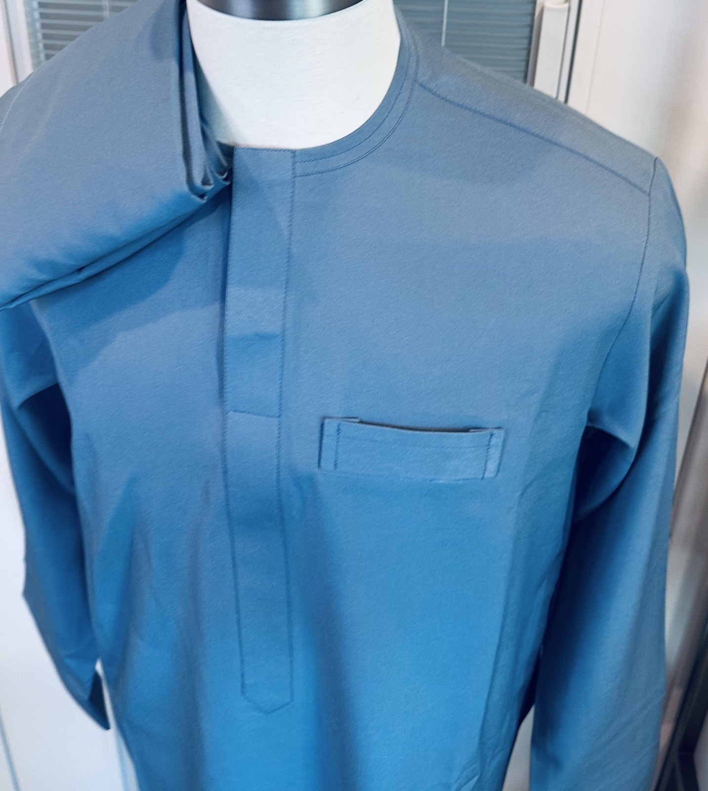 2piece set of African/Nigerian inspired Kaftan. A unique blue color in Size M/L