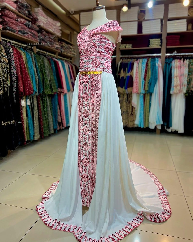 Exquisite Traditional Thobe with Handmade Tatreez and Coordinating Shawl