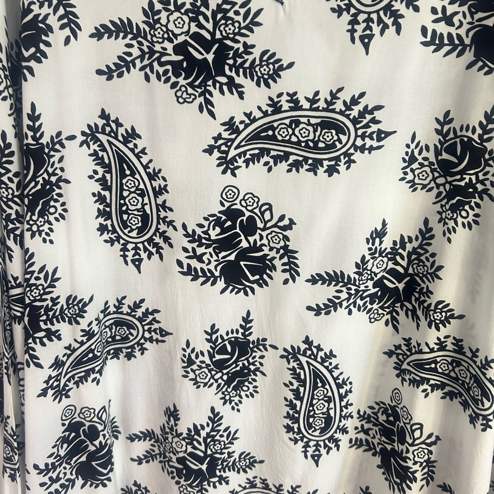 EMELY ROSE women blouse .White bohemian vacation floral. 100% viscose Size 2 XL.