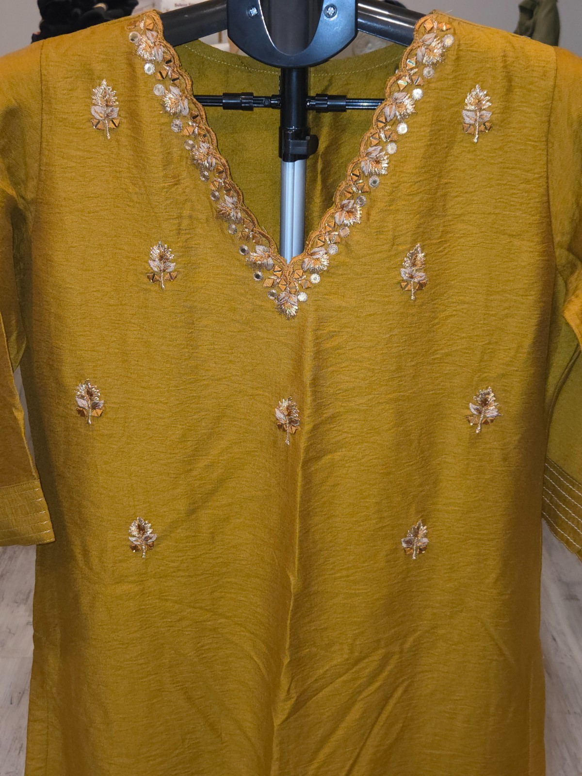Kurta Straight Mustard Yellow with Flower Embroidery Size Womens Large Large