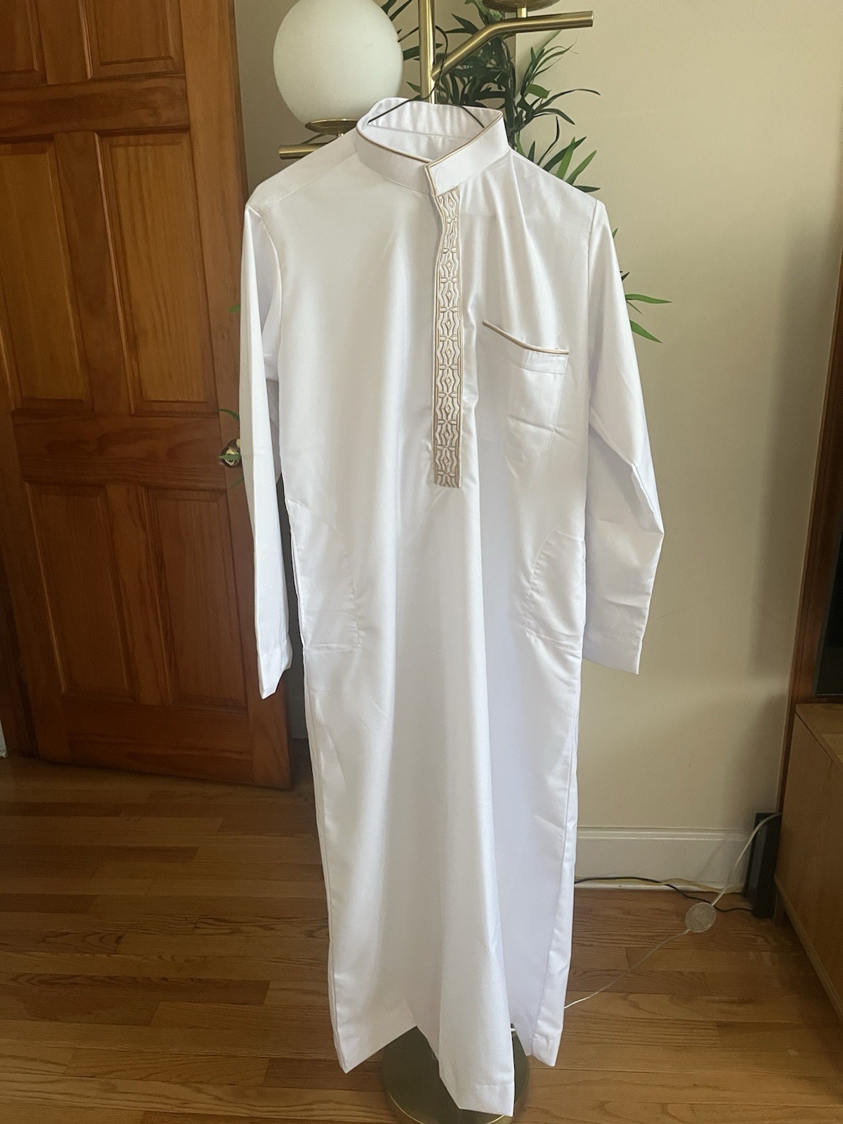 Men’s White Embroidered Thobe Size 56