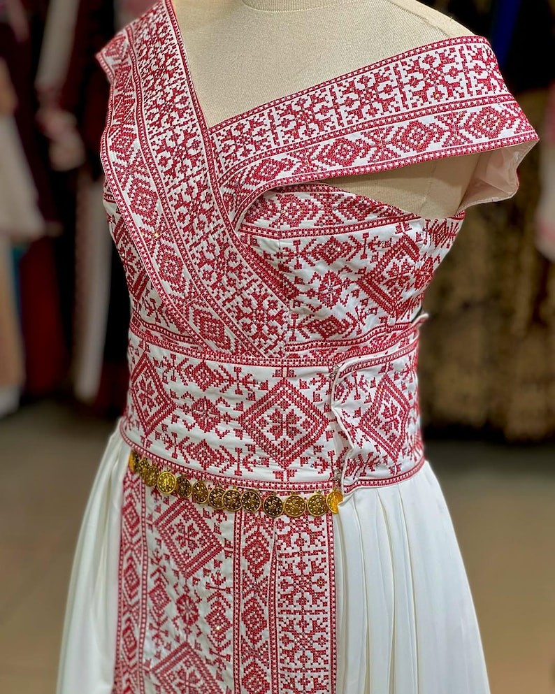 Exquisite Traditional Thobe with Handmade Tatreez and Coordinating Shawl