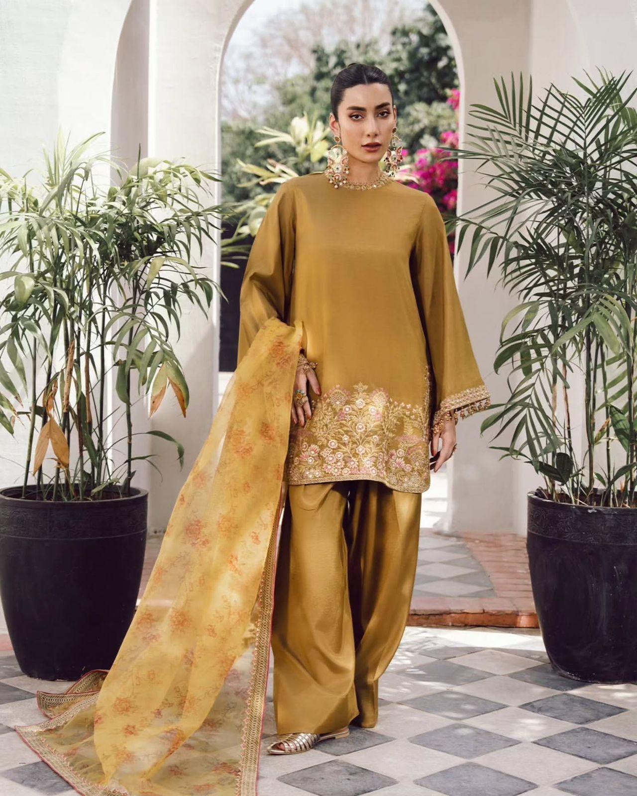 Stylish Look Natural Crep Silk Top And Farshi Pent With Dupatta For Girls Wear