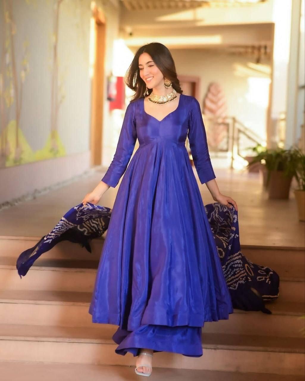 WOMEN BEAUTIFUL SACHI SILK SET WITH LIZA SIK BOTTOM AND CHINON SILK DUPATTA