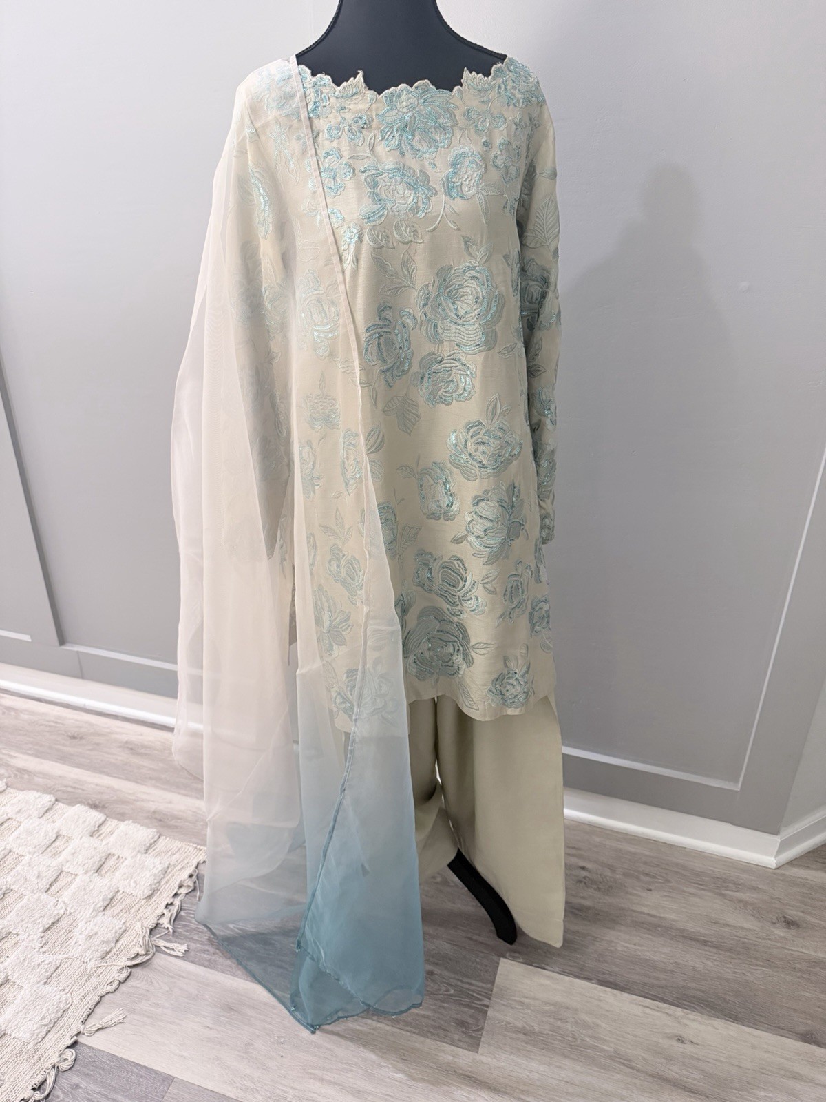 Farshi Shalwar Suit 3 Piece, Size Medium, Zara Shahjahan