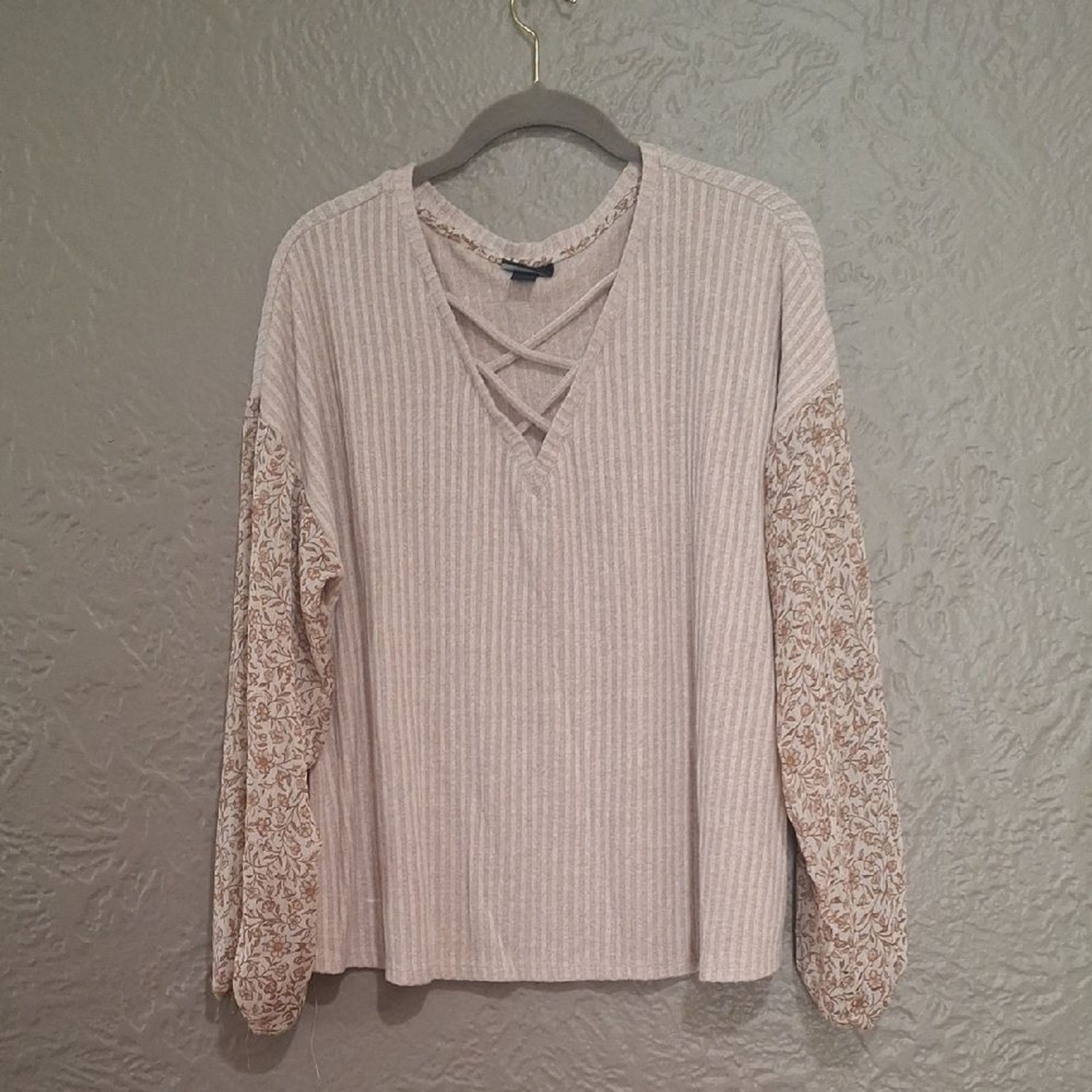 Daytrip Women’s Cream and Tan Striped Hoodie Size M