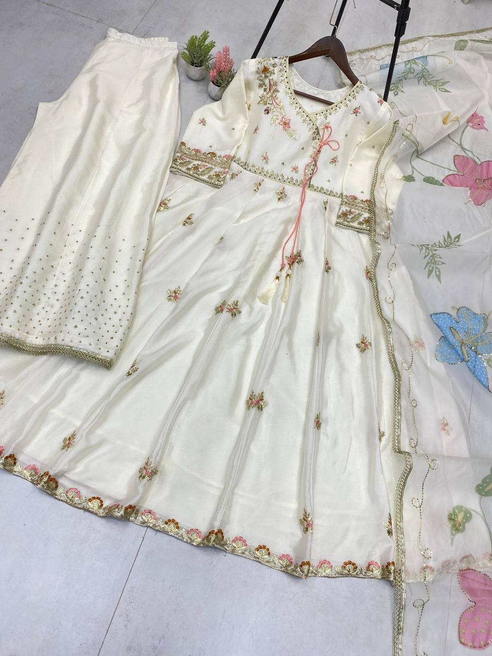 New Fashionable Cream Chinon Salwar Kameez With Organza Dupatta For Reception