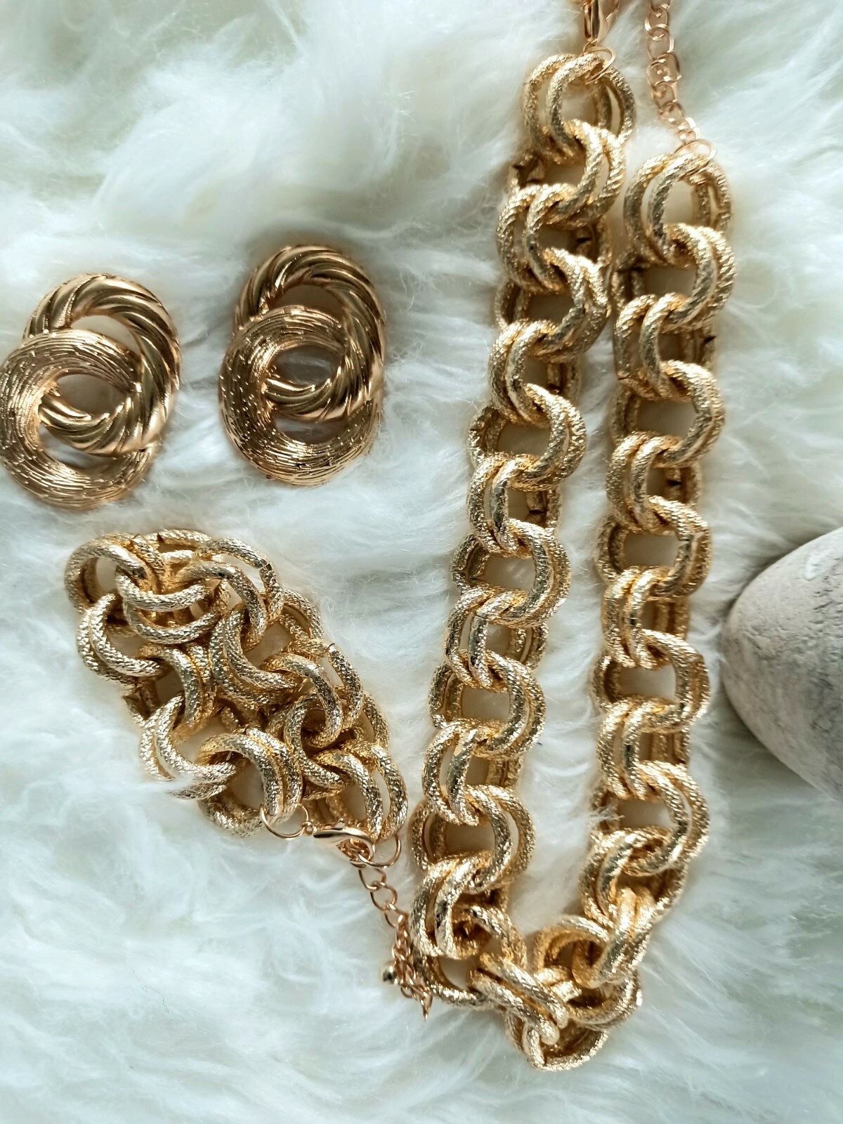 Trendy, versatile gold-plated bracelets with earrings
