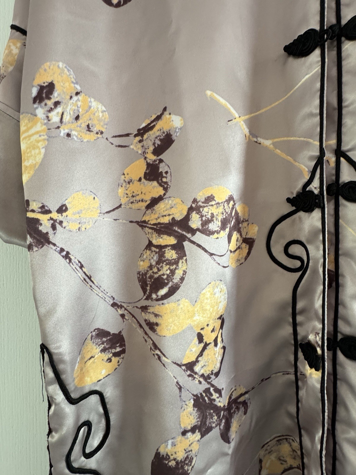 Oriental WELLNESS ROBE Kimono Kaftan Silky Polysatin With Frog Closure, SZ S/ M