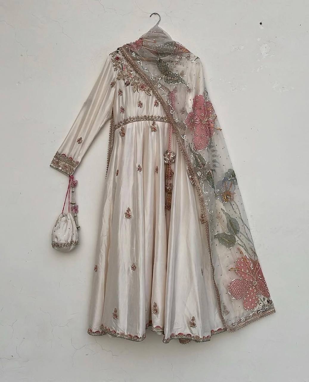 New Fashionable Cream Chinon Salwar Kameez With Organza Dupatta For Reception