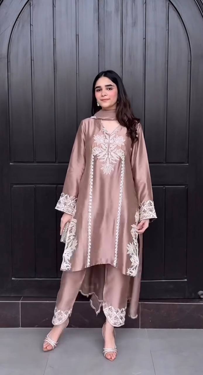 Presenting Heavy Natural Crepe Salwar Kameez And Dusty Pink Dupatta For Women’s