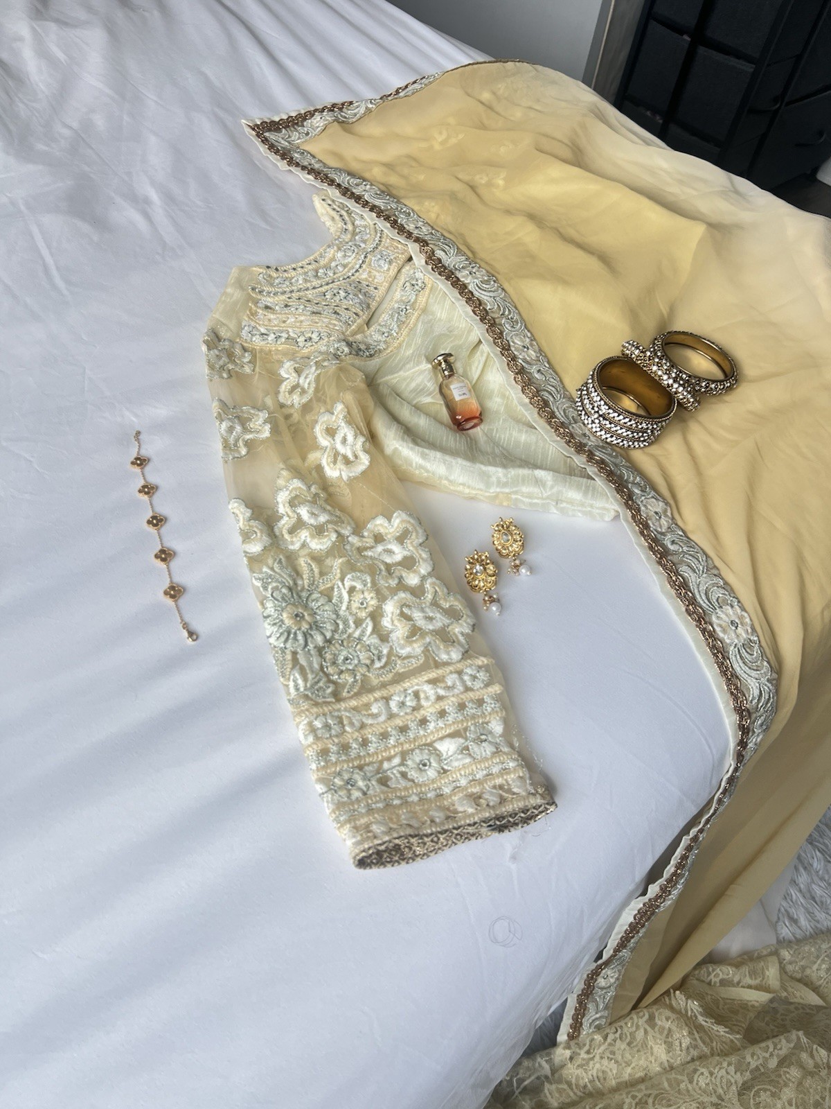 White Beige Sari With Readymade Blouse Size 38 Pre Owned Good Quality