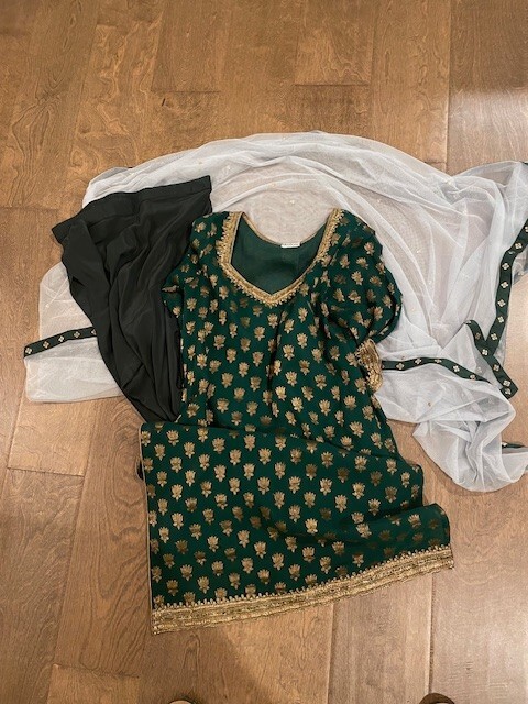Indian Salweer3 Piece Set Dark GreenWith lots of Gold Size 15-16 xlarge