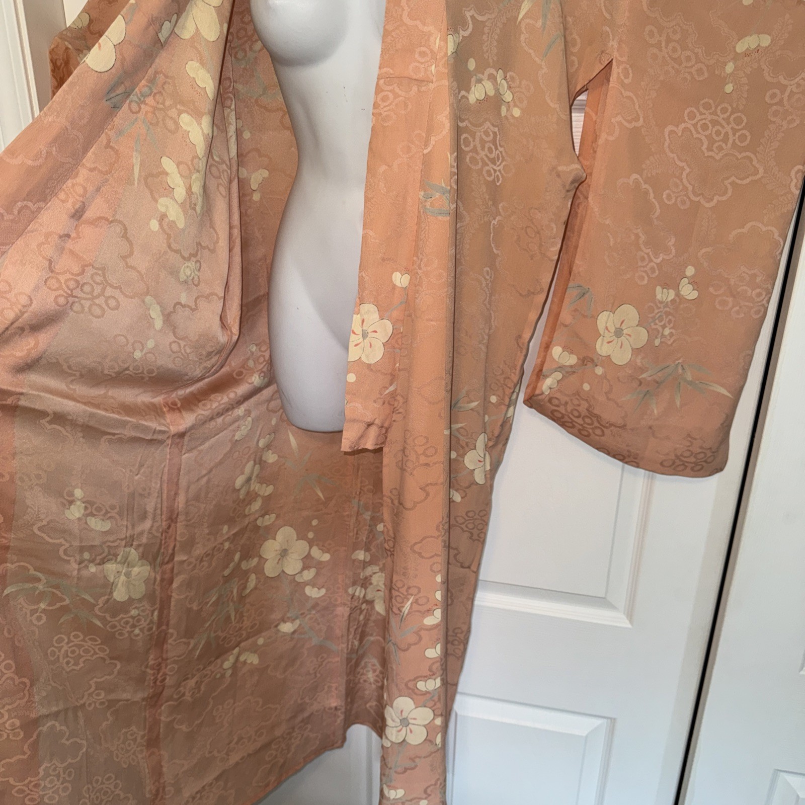 VINTAGE Kimono / Yukata SILK, peach floral design, lightweight ROBE