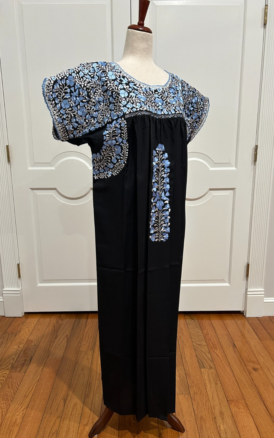 XL San Antonino Maxi Dress, Oaxaca Mexican dress. hand Embroidered. Silk Threads