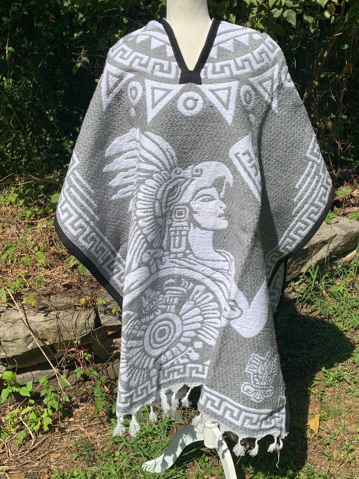 Aztec Warrior & Eagle Icon Mexican Poncho Gaban Grey Gray White H47