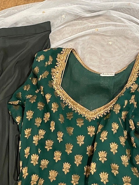 Indian Salweer3 Piece Set Dark GreenWith lots of Gold Size 15-16 xlarge