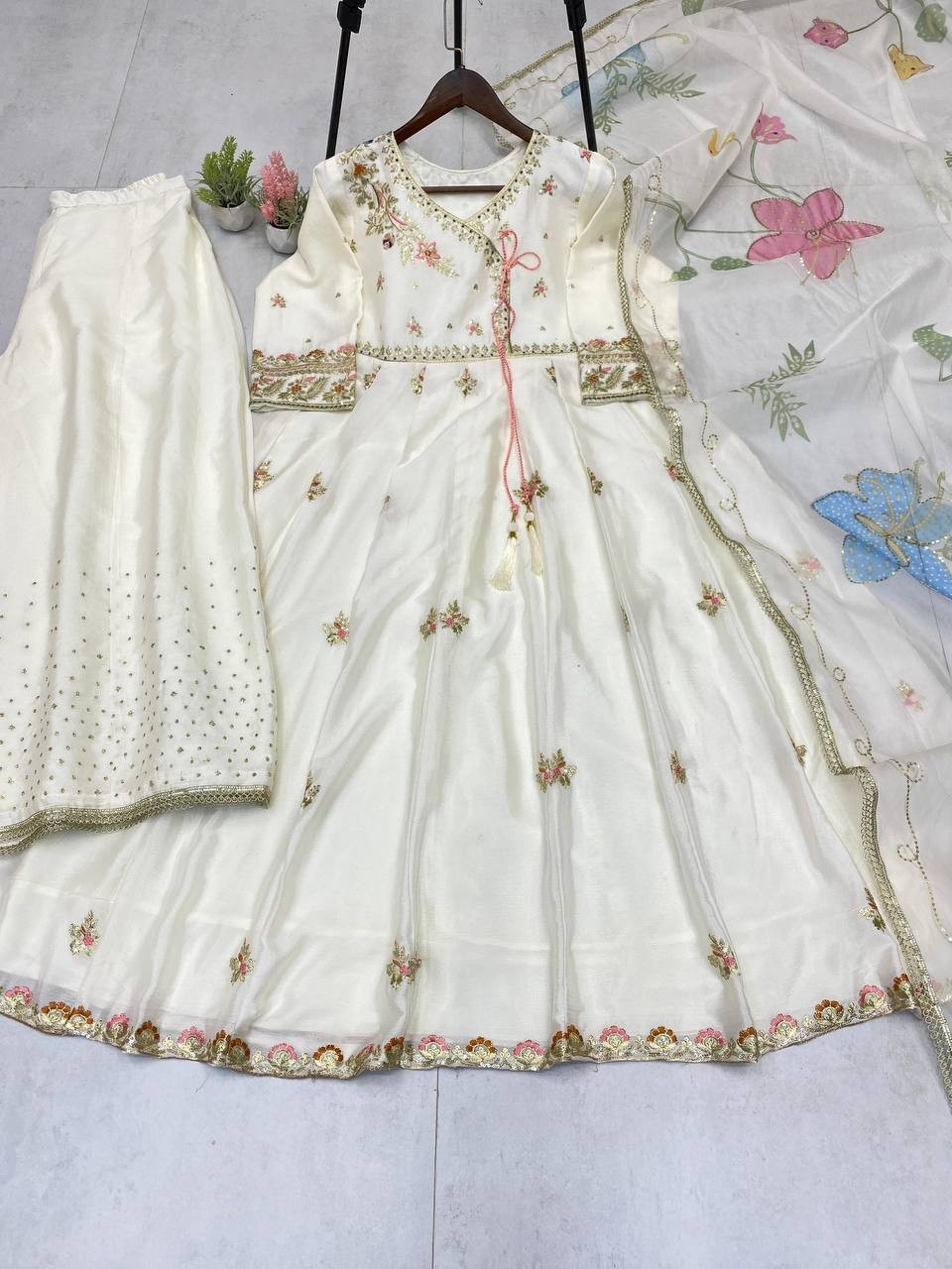 New Fashionable Cream Chinon Salwar Kameez With Organza Dupatta For Reception