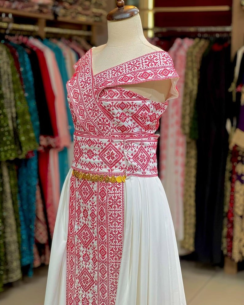 Exquisite Traditional Thobe with Handmade Tatreez and Coordinating Shawl