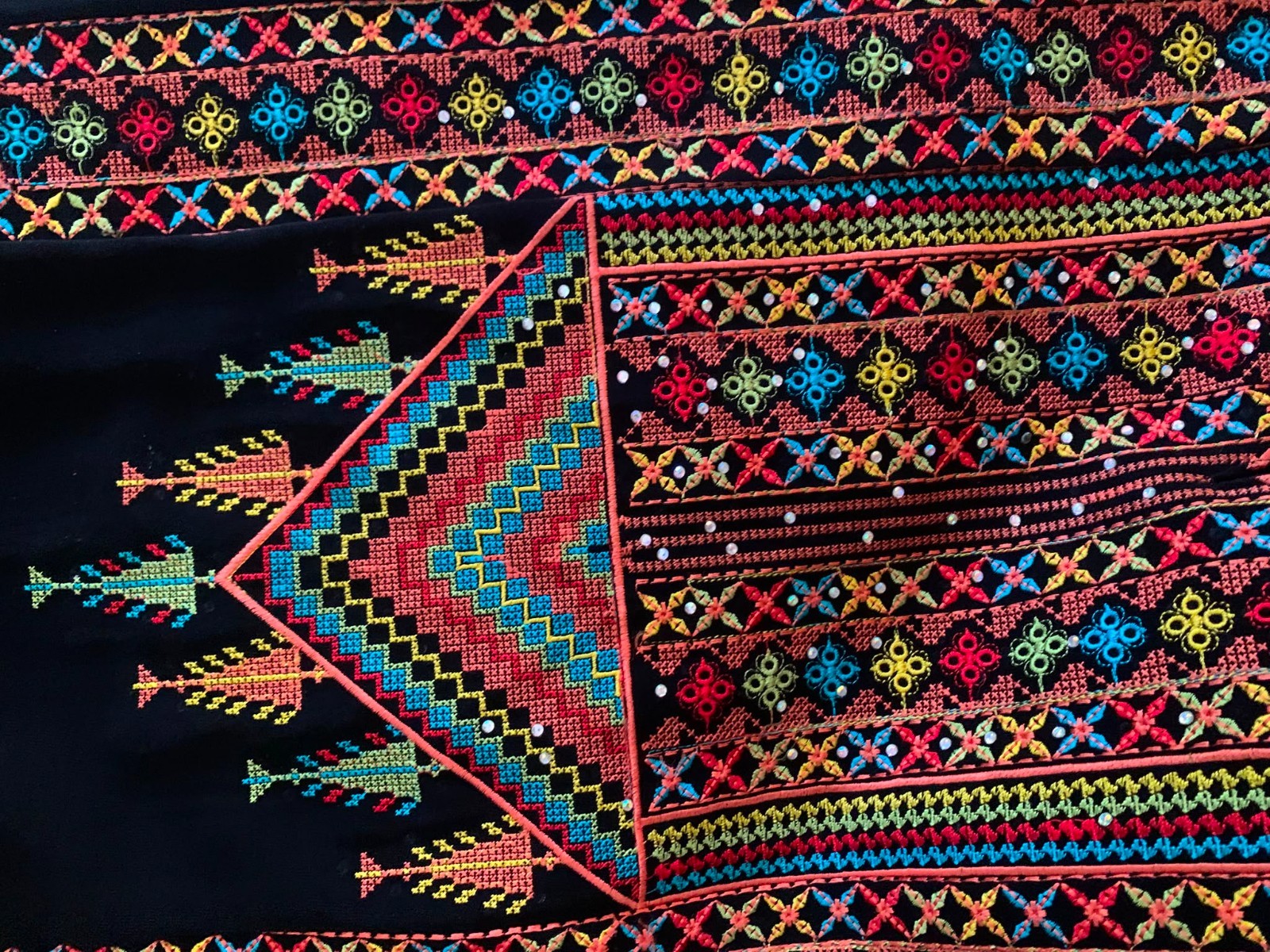 Beautiful Traditional Embroidered Thobe / Kaftan Dress – Black with Vibrant Tatr