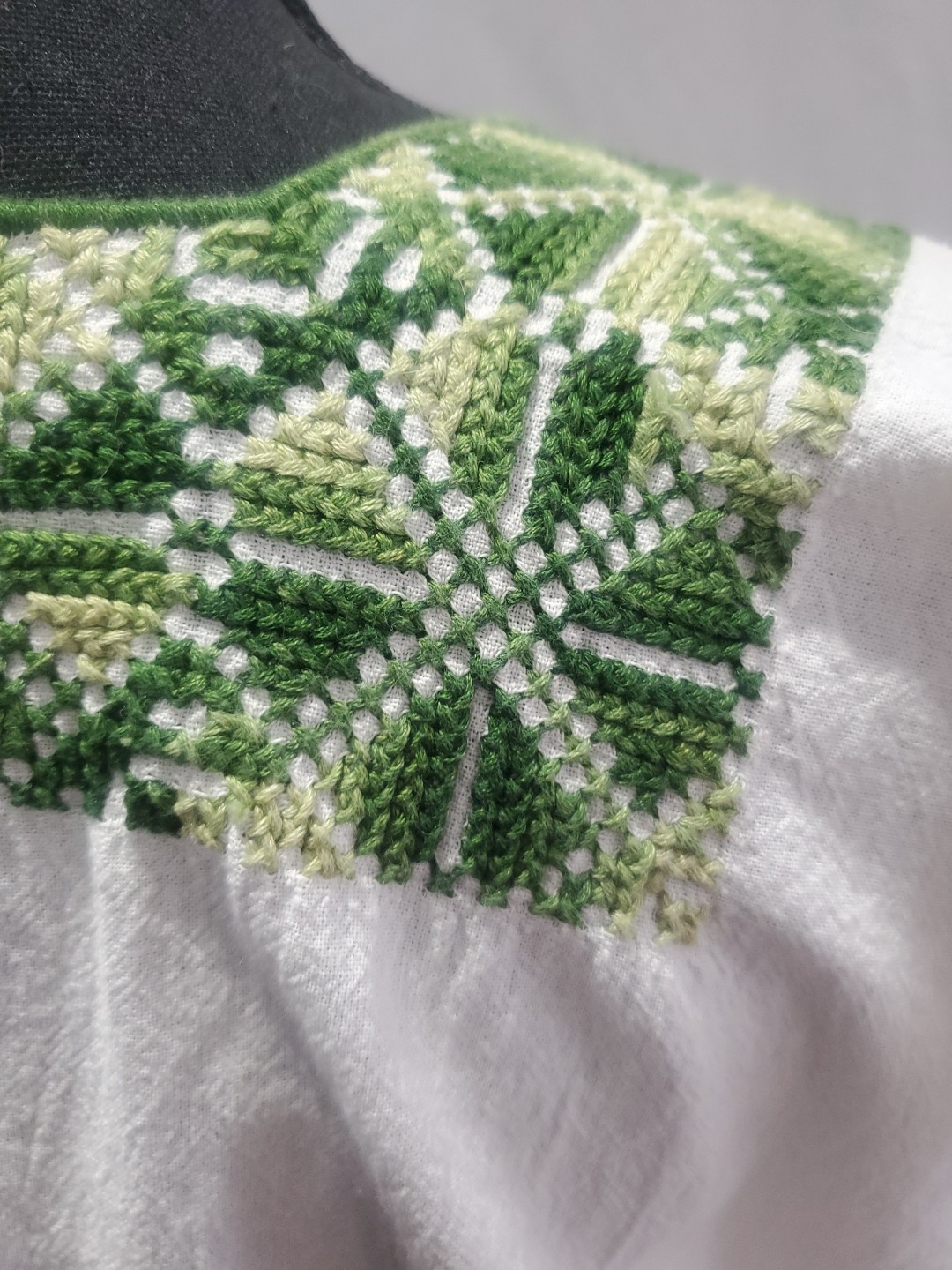 Ladies Mexican Huipil, Cream With Green Embroidery, sz 10/12