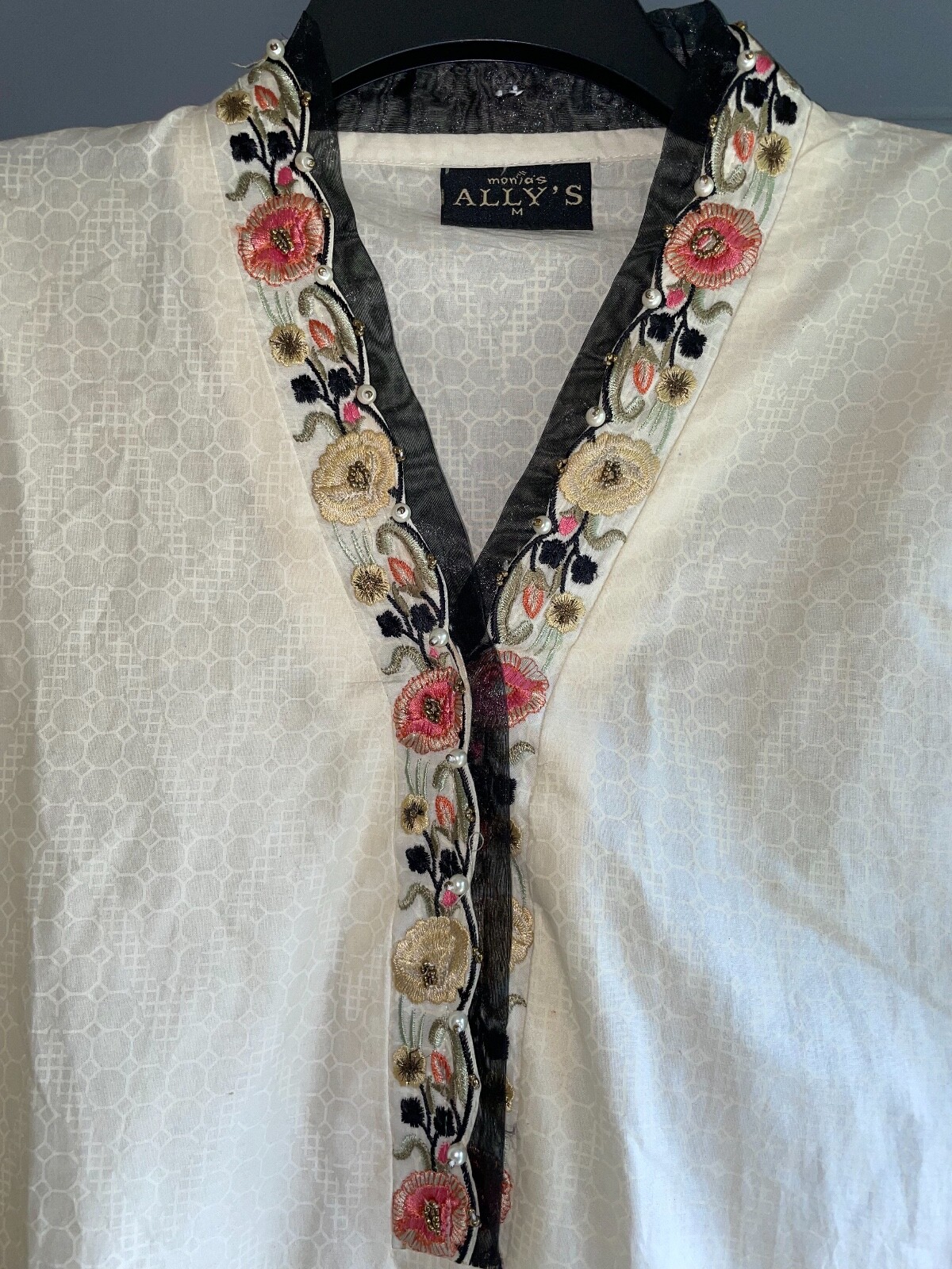 Women’s indian/ pakistani kurti medium embroidered with mid length  sleeves