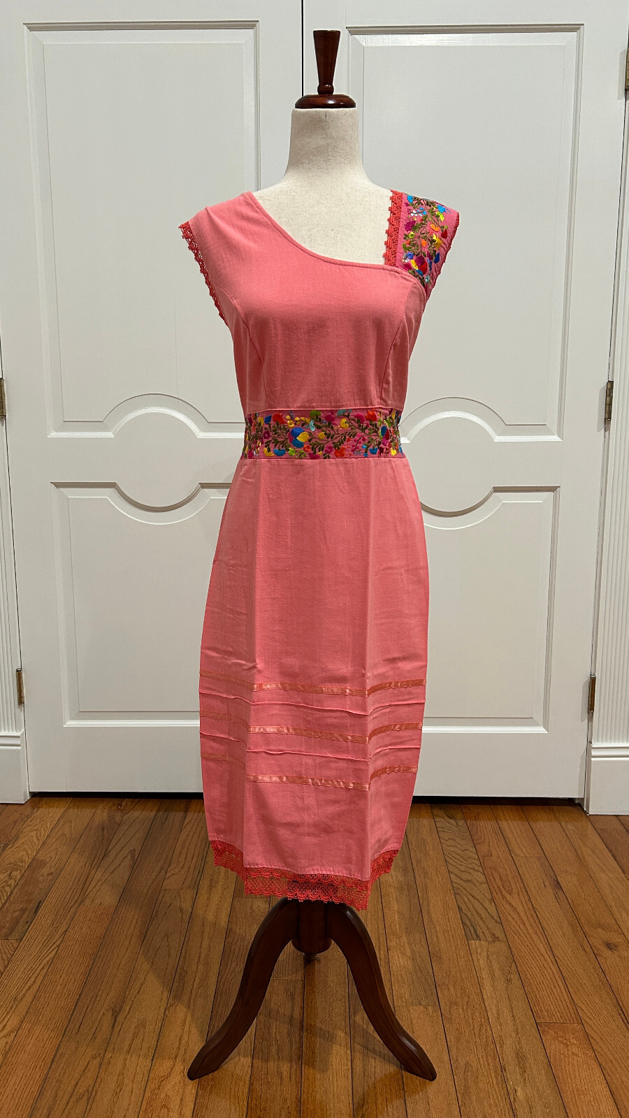 Mexican embroidered dress, hand Embroidered with Silk threads.