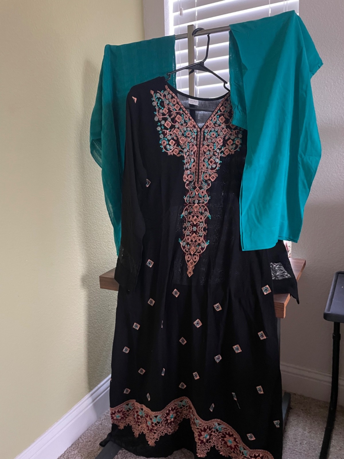 woman beautiful cotton/Linen suit Black shirt green trouser & dupatta.