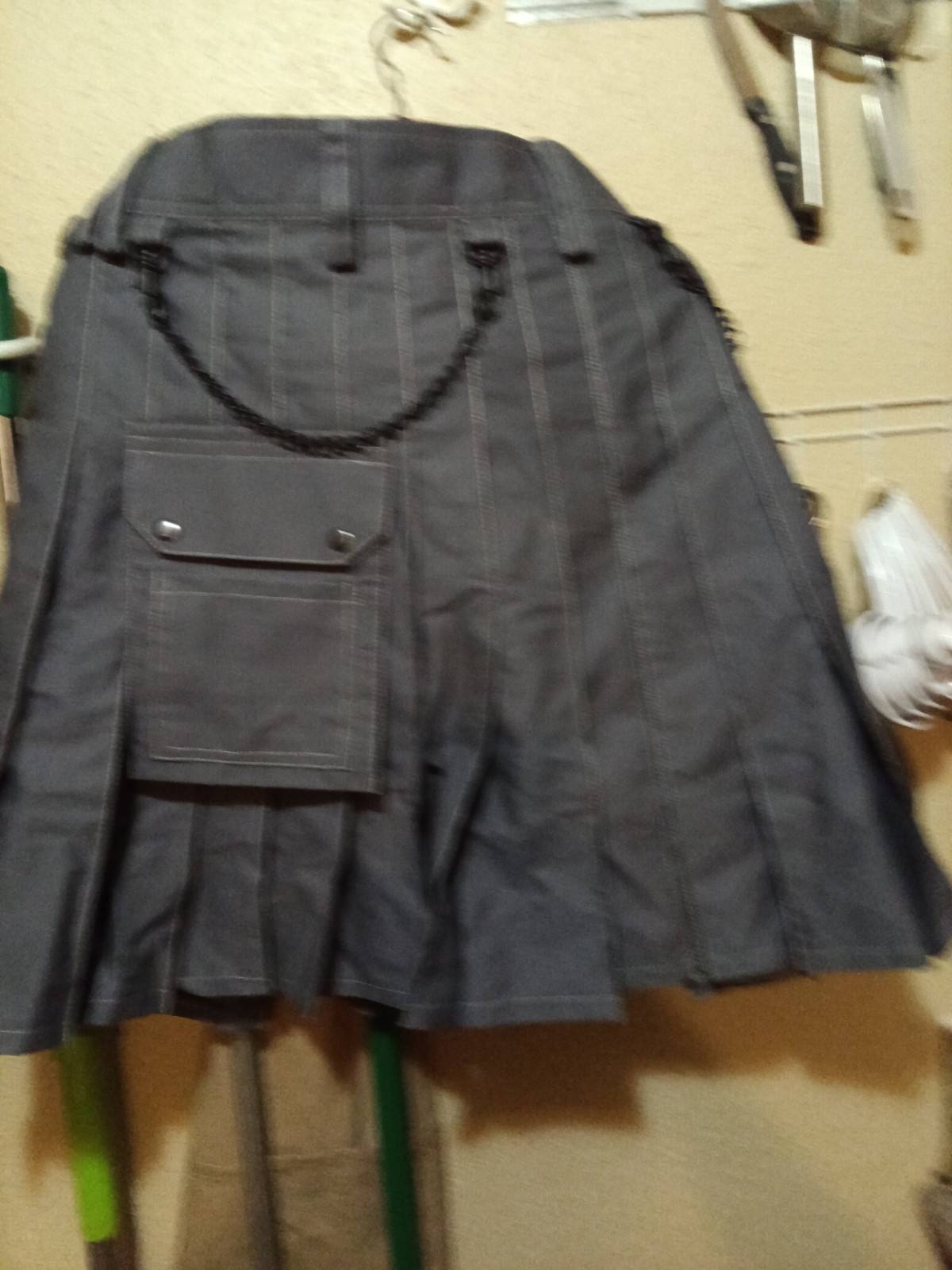 Men’s Gray Cotton Utility Kilt Size L with Front Cargo Pocket & Chain