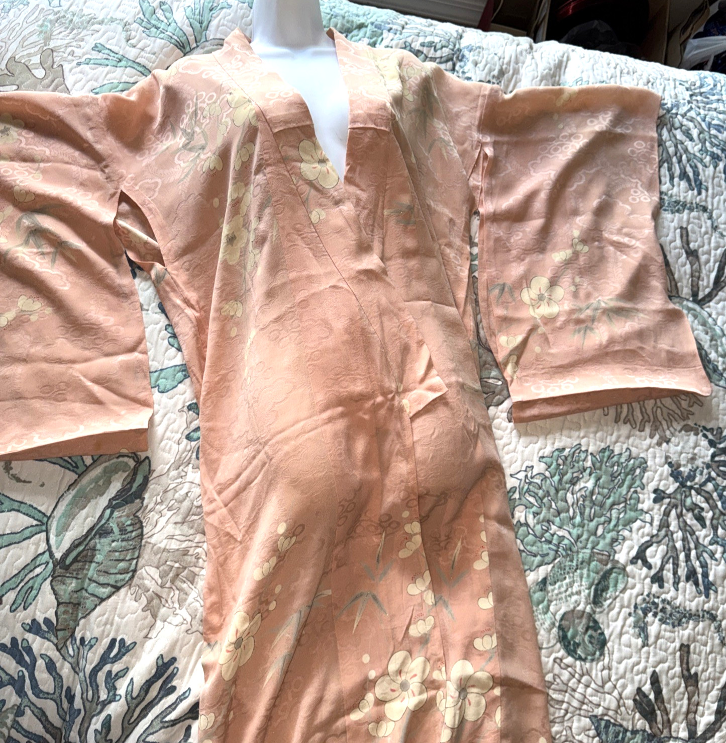 VINTAGE Kimono / Yukata SILK, peach floral design, lightweight ROBE