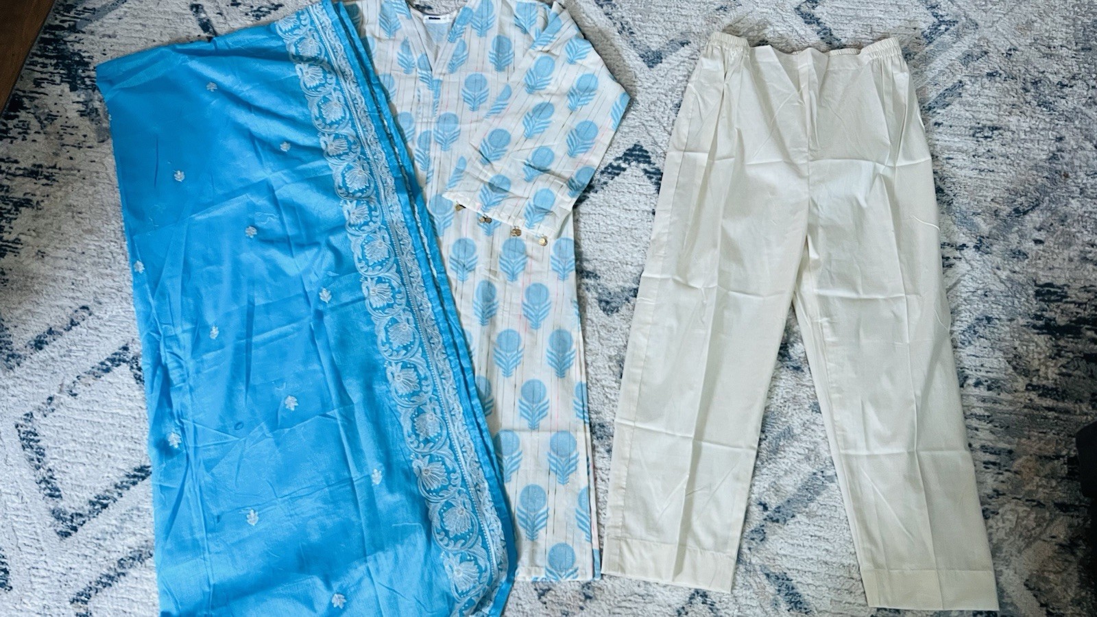 Pakistani Designer Gul Ahmed Ideas Lawn 3 Piece Size Large 42″ Bust
