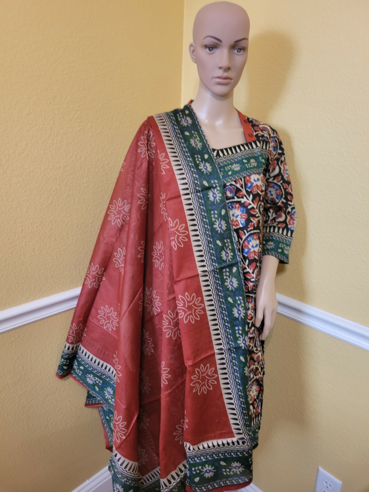 Ready Made Indian churidar Salwar Kameez With Beautiful print , bust 34 inch.
