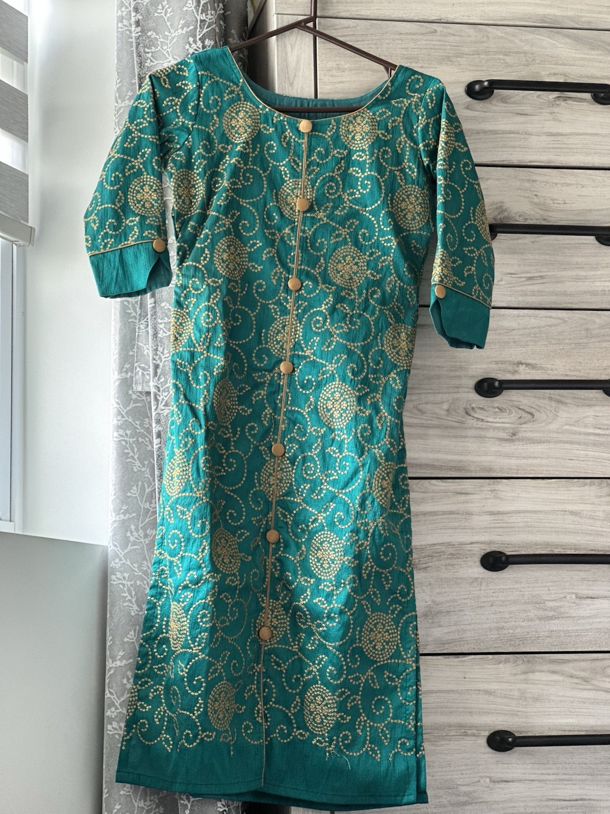INDIAN TRADITIONAL: Embroidered Green Kurti with Sleeves + Gold Button. SIZE S