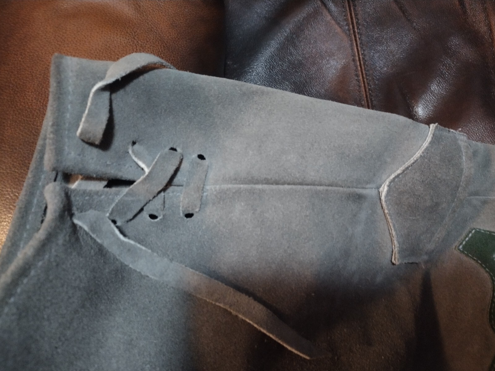 Lederhosen with Oak Leaf Pockets, size 44, with Stag Replica Suspenders