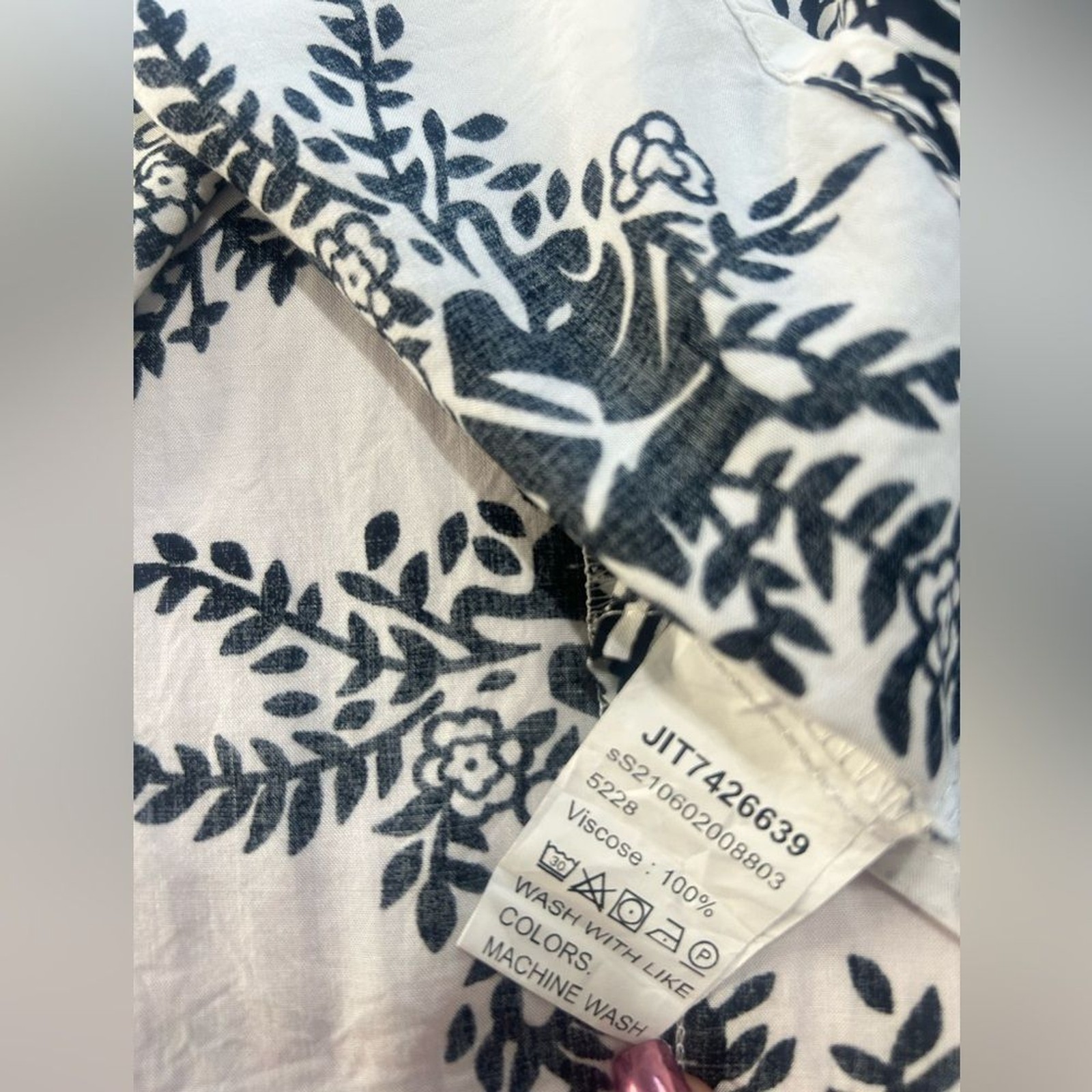 EMELY ROSE women blouse .White bohemian vacation floral. 100% viscose Size 2 XL.