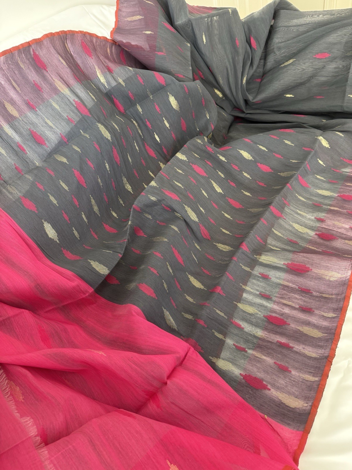 NEW, Handmade, Original Dhakai Jamdani Saree ( item#L2137 ) Only $29