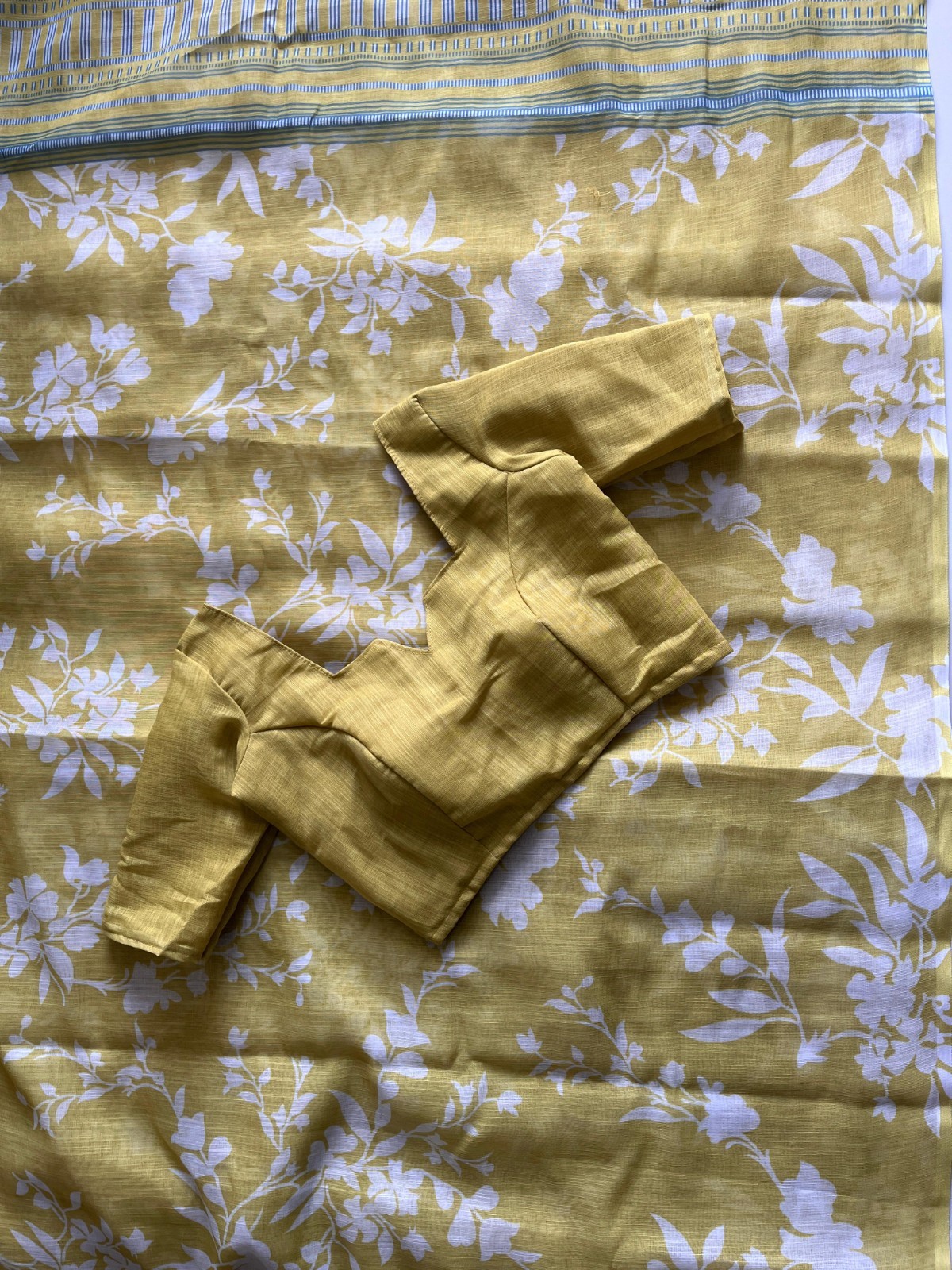 Premium linen saree with elegant print on all over the saree