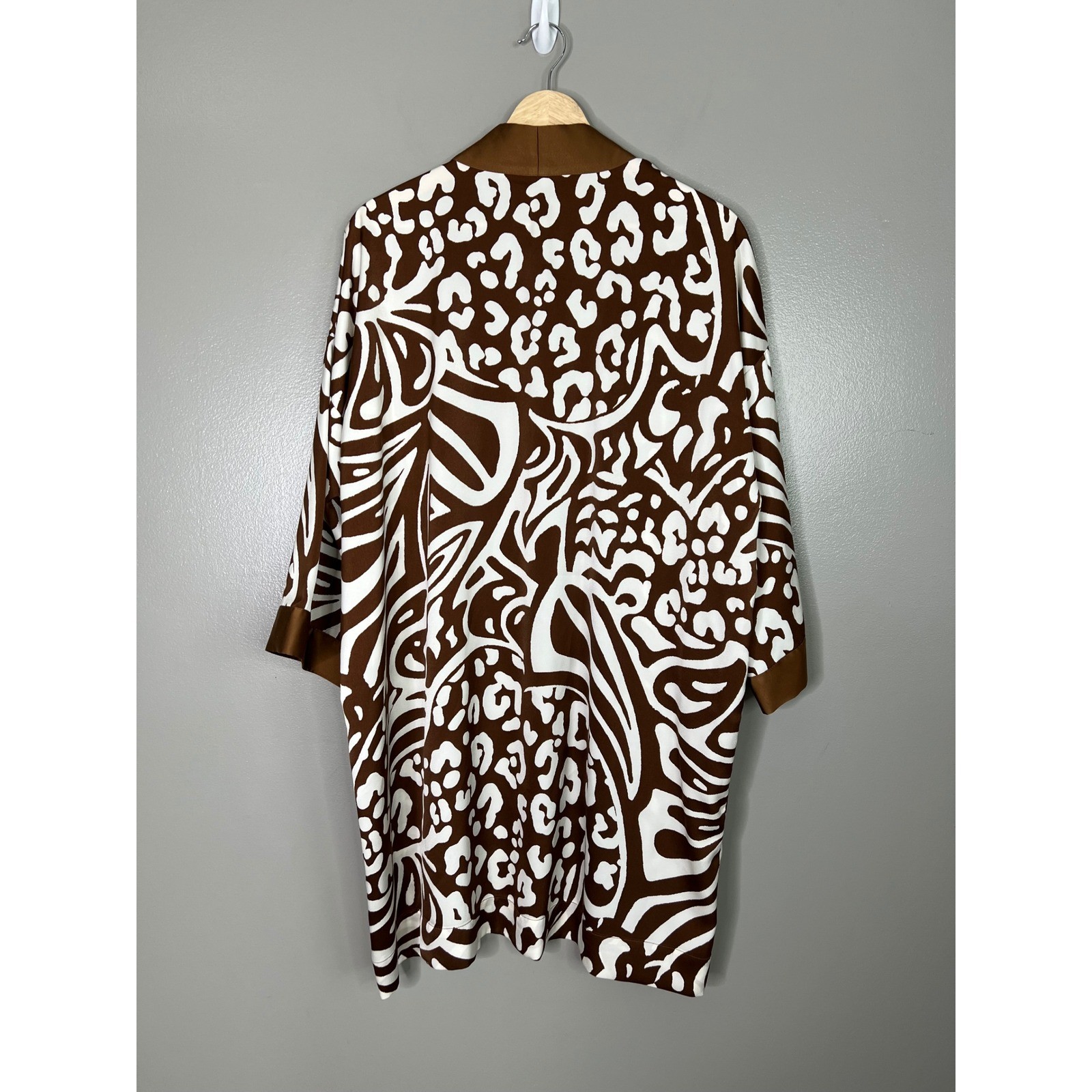 Chico’s brown white kimono satin large XL travel artsy resortwear festival